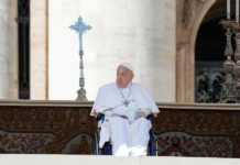 El papa reaparece ante los fieles en la plaza de San Pedro durante su convalecencia