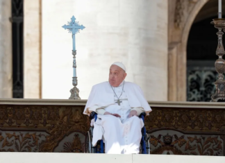 El papa reaparece ante los fieles en la plaza de San Pedro durante su convalecencia