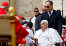 El papa visita una cárcel romana por Jueves Santo durante su convalecencia