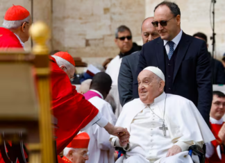 El papa visita una cárcel romana por Jueves Santo durante su convalecencia