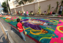 Cierran calles en el centro de Tegucigalpa por elaboración de alfombras de aserrín
