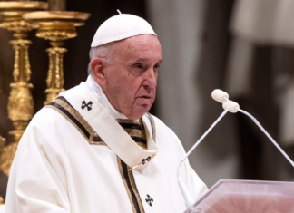 El papa en meditaciones del vía crucis: «La economía de Dios no mata, ni aplasta»