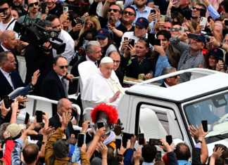 El papa saludó desde el papamóvil a los fieles congregados en la plaza de San Pedro este Domingo de Resurrección