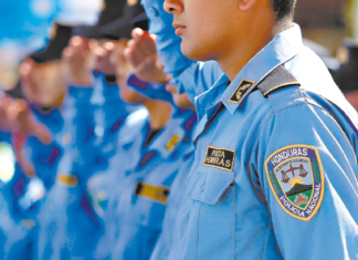 Familiares denuncian que tres policías mataron a golpes a un hombre en la zona sur del país