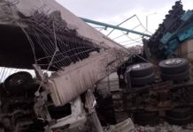 Se desploma puente aéreo de la colonia 21 de Octubre salida a Valle de Ángeles y conductor queda herido