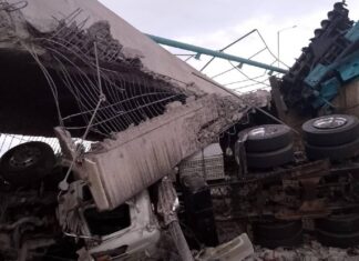 Se desploma puente aéreo de la colonia 21 de Octubre salida a Valle de Ángeles y conductor queda herido