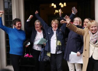 La “mujer” en la ley está definida por el sexo biológico, dice Supremo británico en fallo histórico