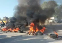 Pobladores se toman carretera CA-5 para exigir un alto a la extorsión en la venta de tierras