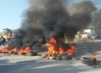 Pobladores se toman carretera CA-5 para exigir un alto a la extorsión en la venta de tierras