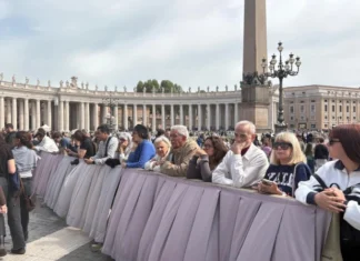 Cientos de fieles se congregan en la Plaza San Pedro para rezar tras la muerte del Papa Francisco