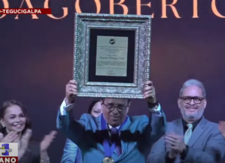 «El país se nos está escapando de las manos», mensaje de Dagoberto Rodríguez tras recibir premio «Álvaro Contreras»