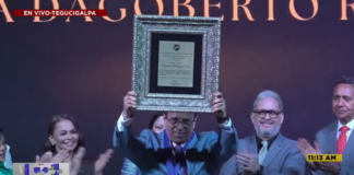 Dagoberto Rodríguez recibe premio «Álvaro Contreras» del C.P.H.