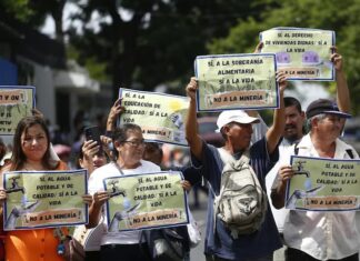 Entregan 7.000 firmas de ciudadanos que rechazan la explotación minera en El Salvador