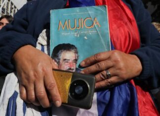 Una multitud de uruguayos despide a Mujica en las calles de Montevideo antes de su velorio