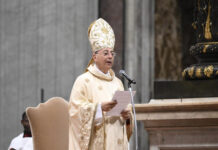 El cardenal Dominique Mamberti, la voz que desvelará al mundo el nuevo papa