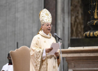 El cardenal Dominique Mamberti, la voz que desvelará al mundo el nuevo papa