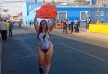 “¡Queremos salud!”: Estudiante protesta en traje de baño por crisis en el sistema sanitario