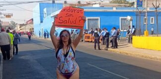 “¡Queremos salud!”: Estudiante protesta en traje de baño por crisis en el sistema sanitario