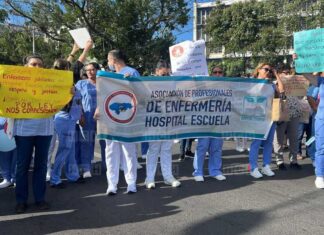 Enfermeras del HE realizan protesta exigiendo al gobierno cumplir compromisos