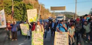 Pobladores de Intibucá se toman la CA-5 exigiendo un puente y reparación de carreteras en Opalaca