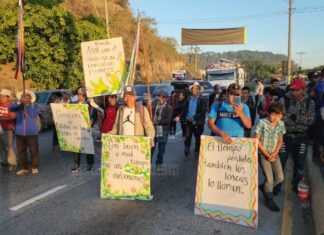 Pobladores de Intibucá se toman la CA-5 exigiendo un puente y reparación de carreteras en Opalaca