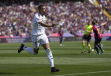 Mbappe firma un triplete en el clásico y se sitúa líder