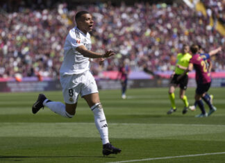Mbappe firma un triplete en el clásico y se sitúa líder