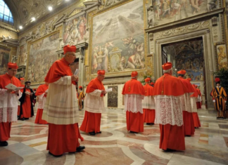 El Vaticano aclara que no se necesita invitación para el cónclave tras caso del cardenal Njue