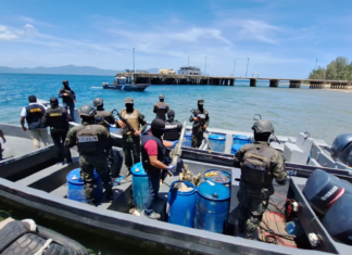 FF. AA. interceptan en el Caribe hondureño dos lanchas con fuerte cargamento de armas