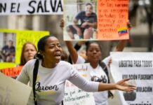 Más de 12 familias de venezolanos enviados por EE.UU. a El Salvador demandan ante la CIDH