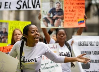 Más de 12 familias de venezolanos enviados por EE.UU. a El Salvador demandan ante la CIDH