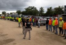 Arrestan a más de cien migrantes de México, Colombia y Centroamérica en una construcción en Florida