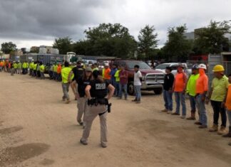 Arrestan a más de cien migrantes de México, Colombia y Centroamérica en una construcción en Florida