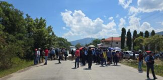 Socios de Koriun se toman carretera en Copán exigiendo sus ahorros