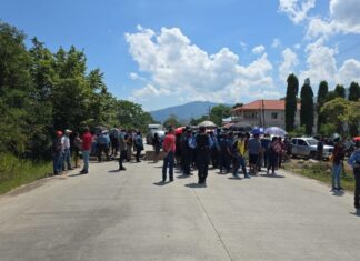 Socios de Koriun se toman carretera en Copán exigiendo sus ahorros