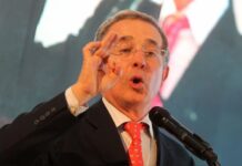 El expresidente colombiano Álvaro Uribe denuncia que preparan un atentado en su contra