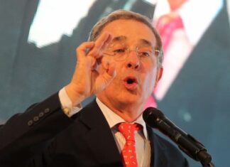 El expresidente colombiano Álvaro Uribe denuncia que preparan un atentado en su contra