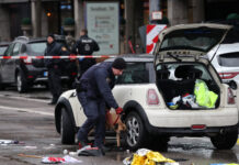 Conductor atropella a una multitud, incluyendo a su mujer e hija en Baviera, Alemania