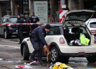 Conductor atropella a una multitud, incluyendo a su mujer e hija en Baviera, Alemania