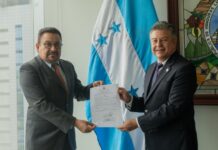 Longino Becerra es juramentado como secretario de Estado en el Despacho de Derechos Humanos