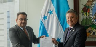 Longino Becerra es juramentado como secretario de Estado en el Despacho de Derechos Humanos