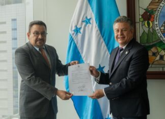 Longino Becerra es juramentado como secretario de Estado en el Despacho de Derechos Humanos