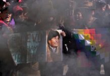 Muere un policía y otro resulta herido, ambos por disparos, en una protesta de seguidores de Evo Morales