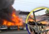 Incendio de gran magnitud consume yonker en la carretera al sur y causa caos vehicular