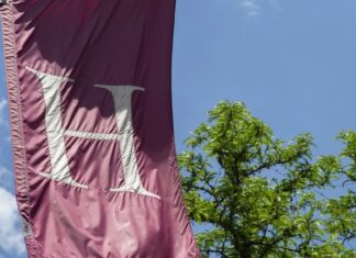 Harvard reta en la corte la orden de Donald Trump que niega las visas a los estudiantes y profesionales