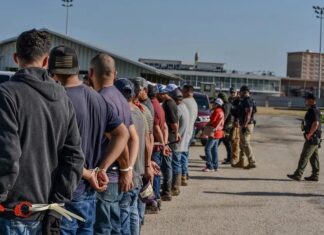 El ICE detiene a 84 migrantes, incluyendo a «criminales» de México, en un hipódromo de Luisiana
