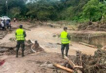 Las lluvias provocadas por el huracán Erick incomunican a miles de personas en Honduras