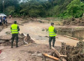 Las lluvias provocadas por el huracán Erick incomunican a miles de personas en Honduras