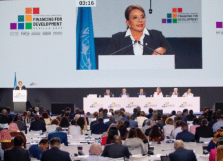 Presidenta de Honduras llama a eliminar los privilegios fiscales para mejorar desarrollo