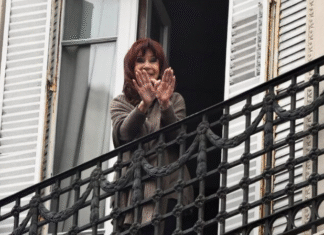 Cristina Fernández desde su balcón: “Pueden encerrarme a mí, pero no van a poder encerrar a todo el pueblo”